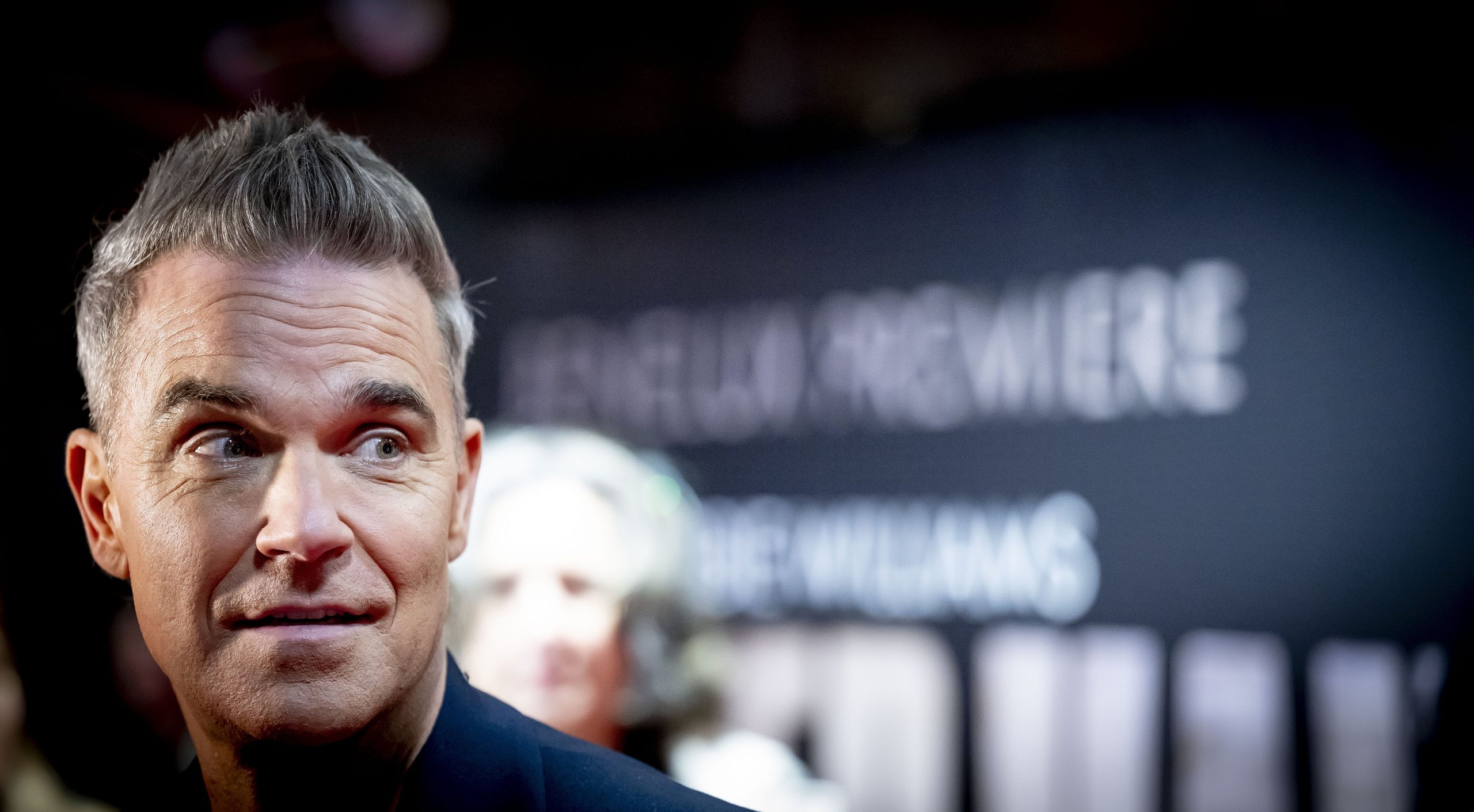 1646-robbie-williams-says-he-suffers-from-inside-tourettes-scaled.jpg